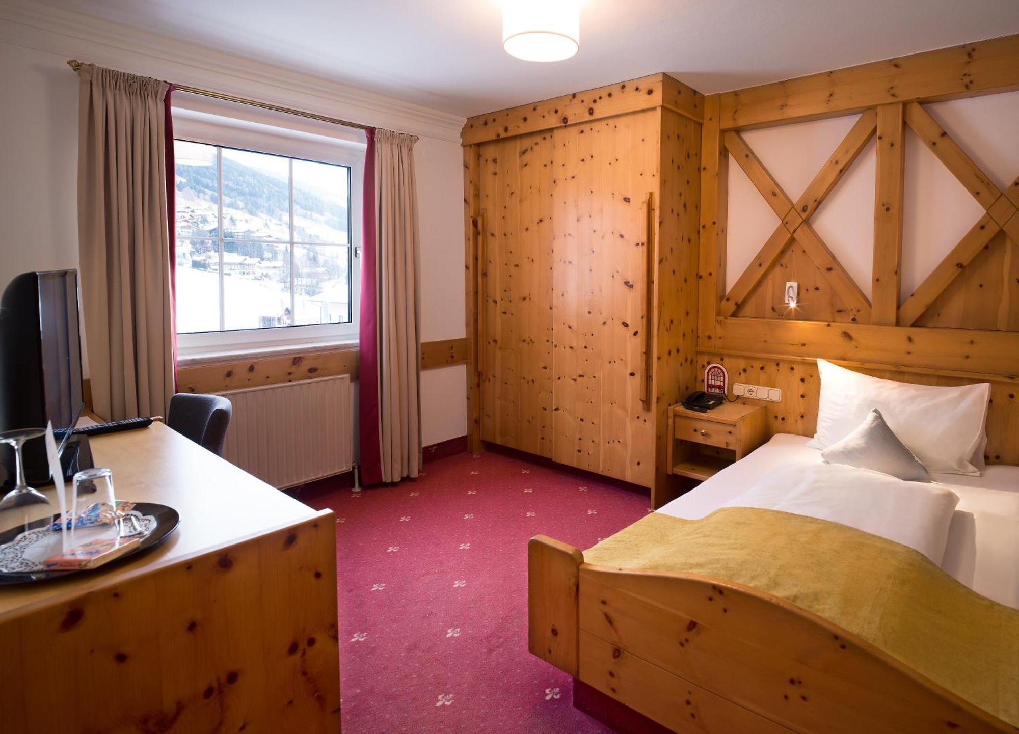 Jufa Alpenhotel Saalbach Exterior photo