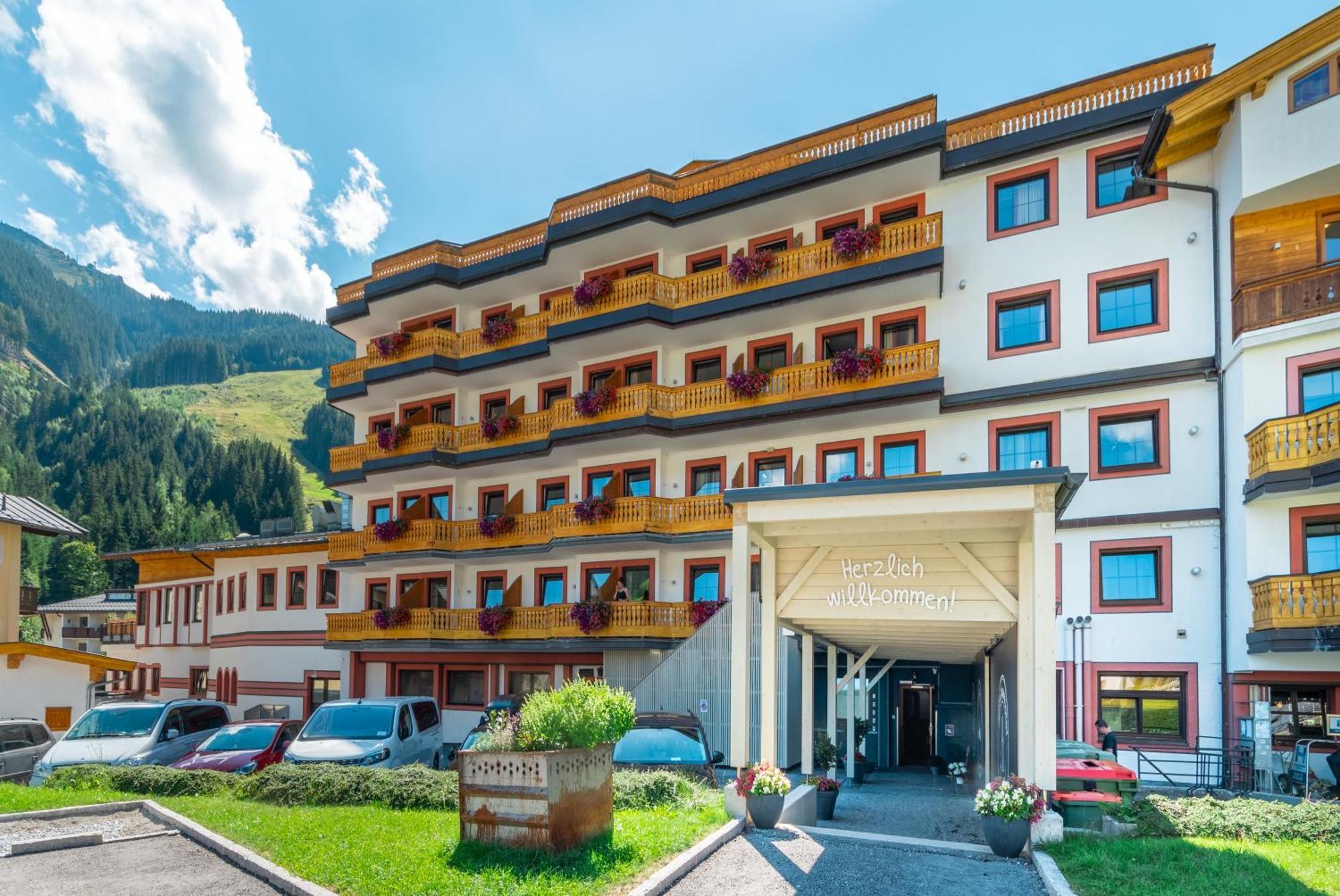 Jufa Alpenhotel Saalbach Exterior photo