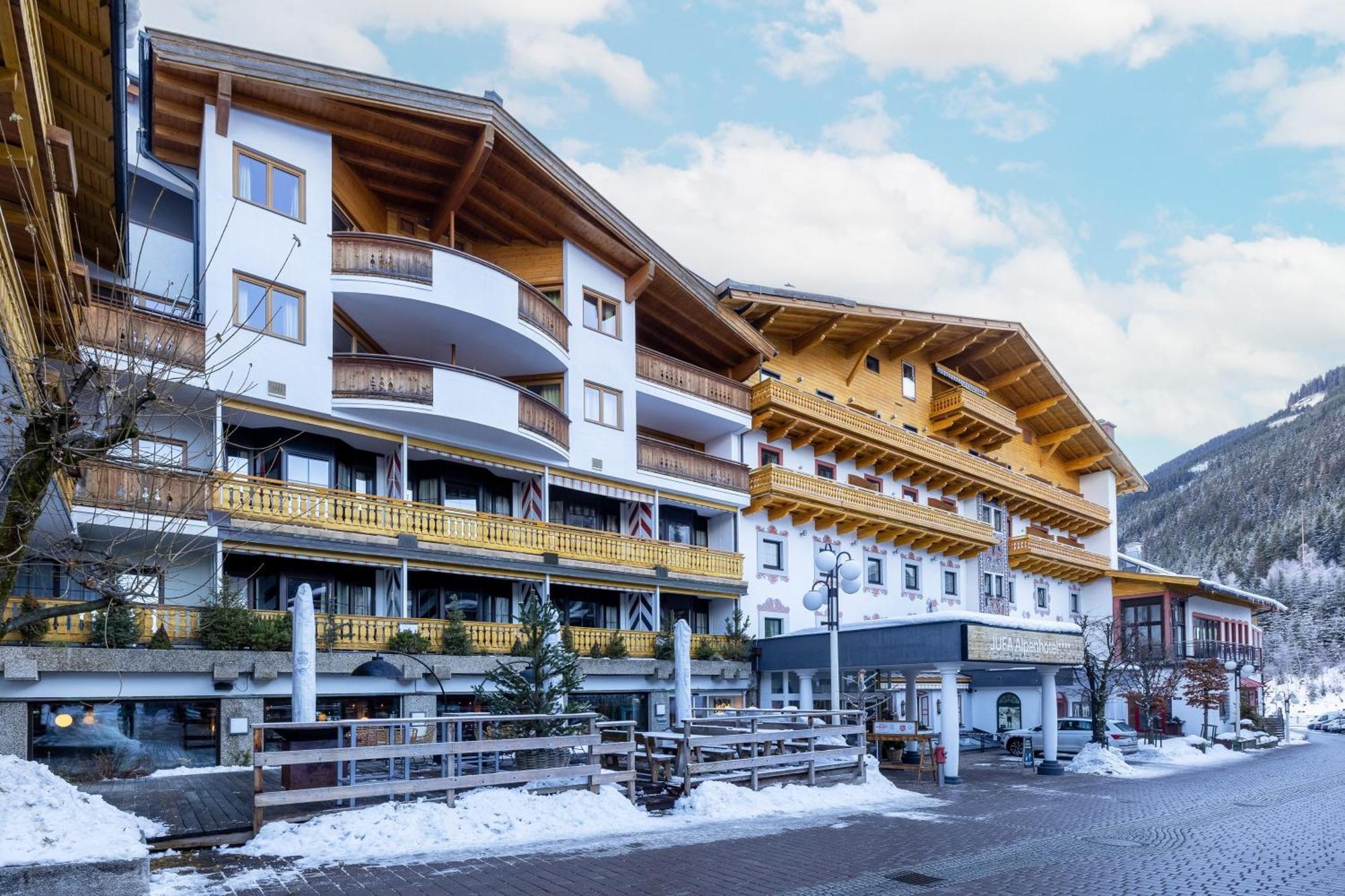 Jufa Alpenhotel Saalbach Exterior photo